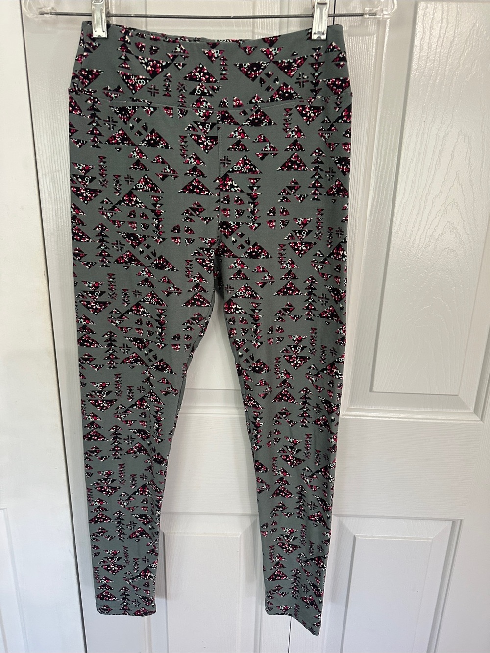 LuLaRoe Gray Leggings with Pink and Black Triangle Print